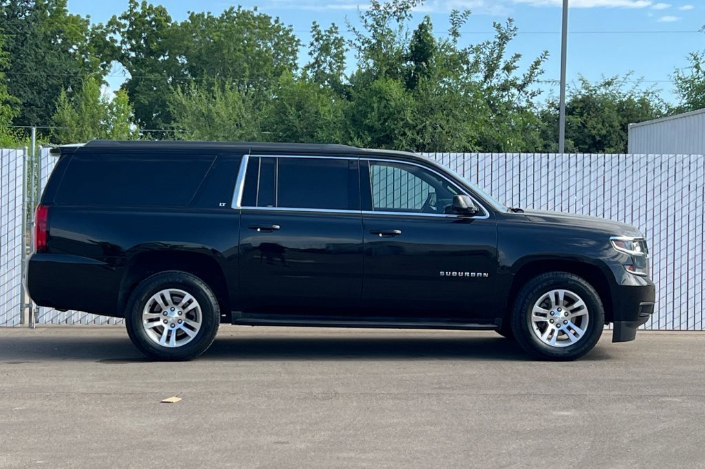 2018 Chevrolet Suburban LT photo 3