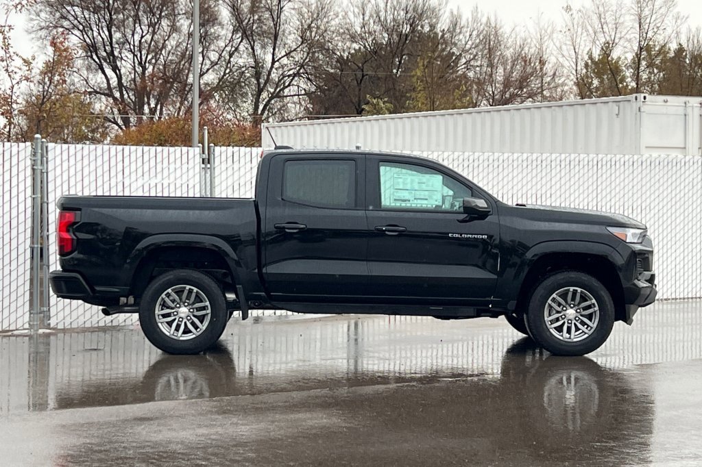 2024 Chevrolet Colorado LT photo 3