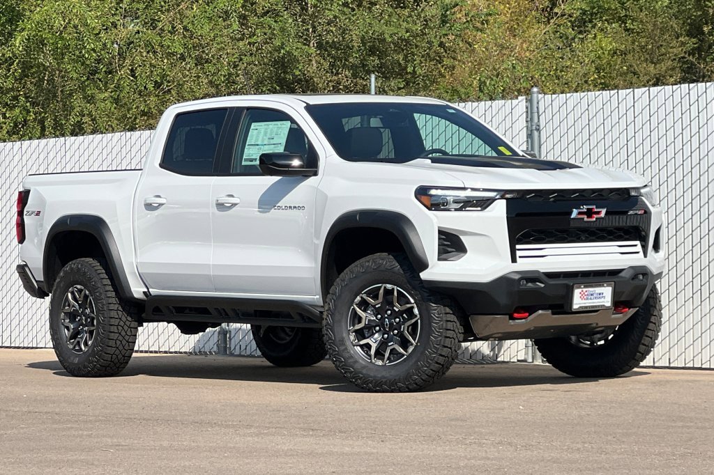 2026 Chevrolet Colorado ZR2 photo 2
