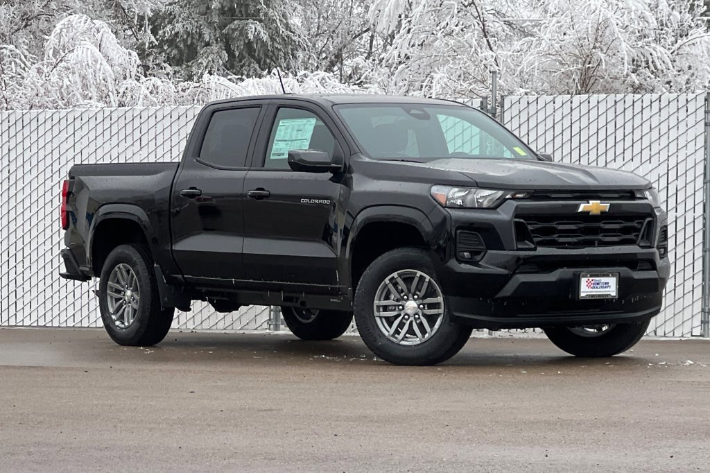 2024 Chevrolet Colorado LT photo 2
