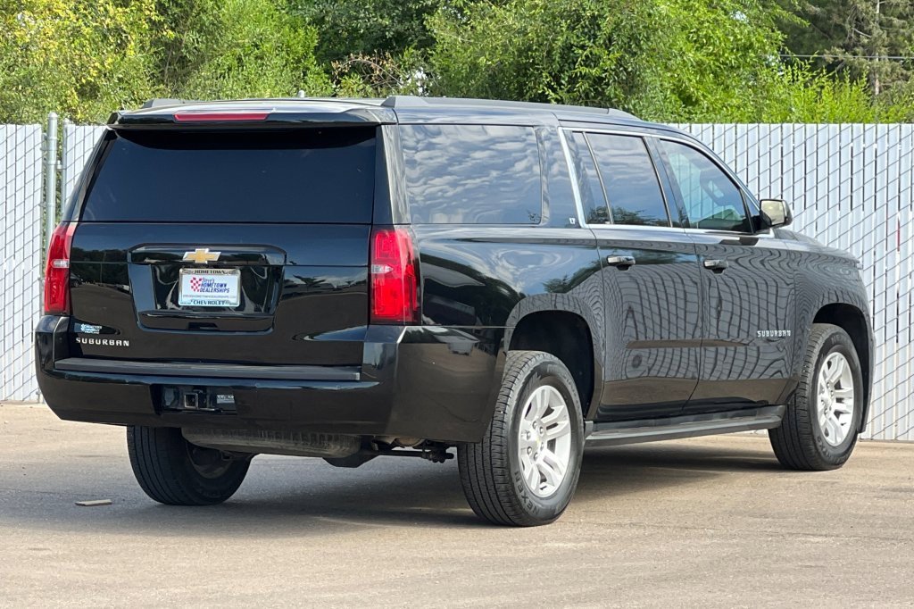 2018 Chevrolet Suburban LT photo 4