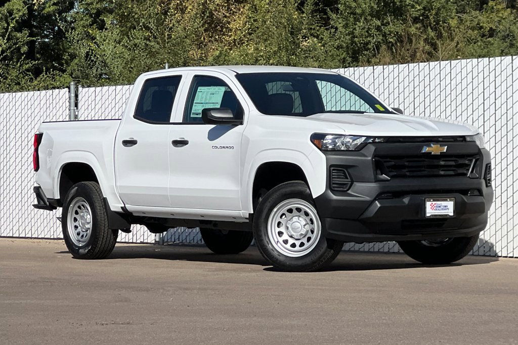 2024 Chevrolet Colorado photo 2