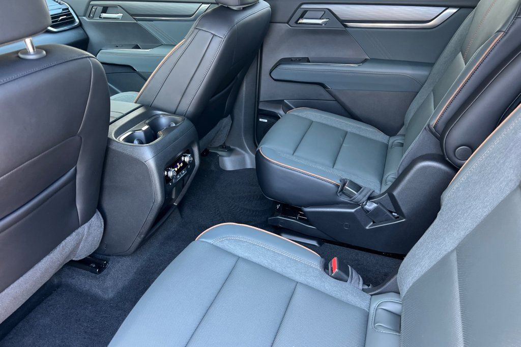2026 GMC Acadia AT4 - Photo 9