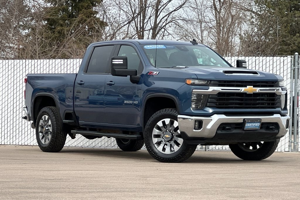 2024 Chevrolet Silverado 3500HD LT photo 2