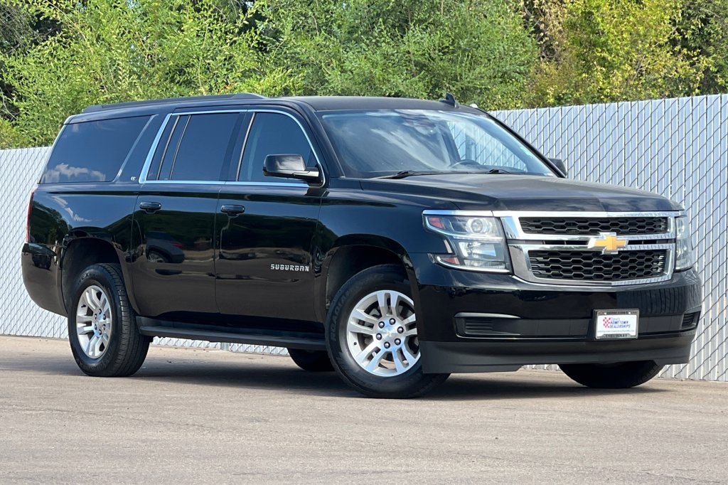 2018 Chevrolet Suburban LT photo 2