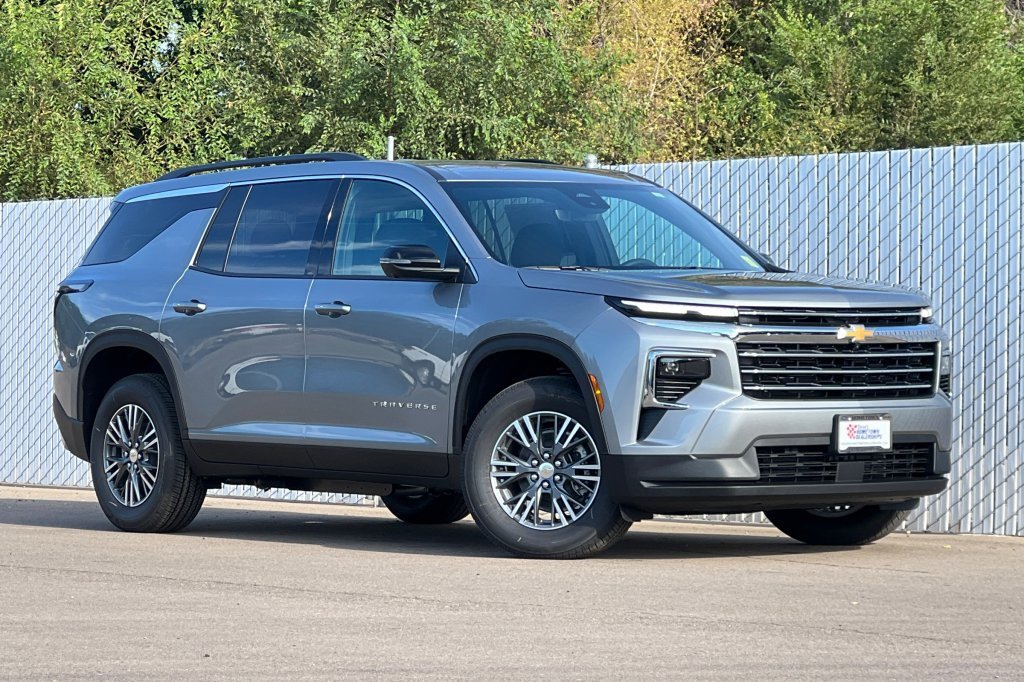2026 Chevrolet Traverse photo 2