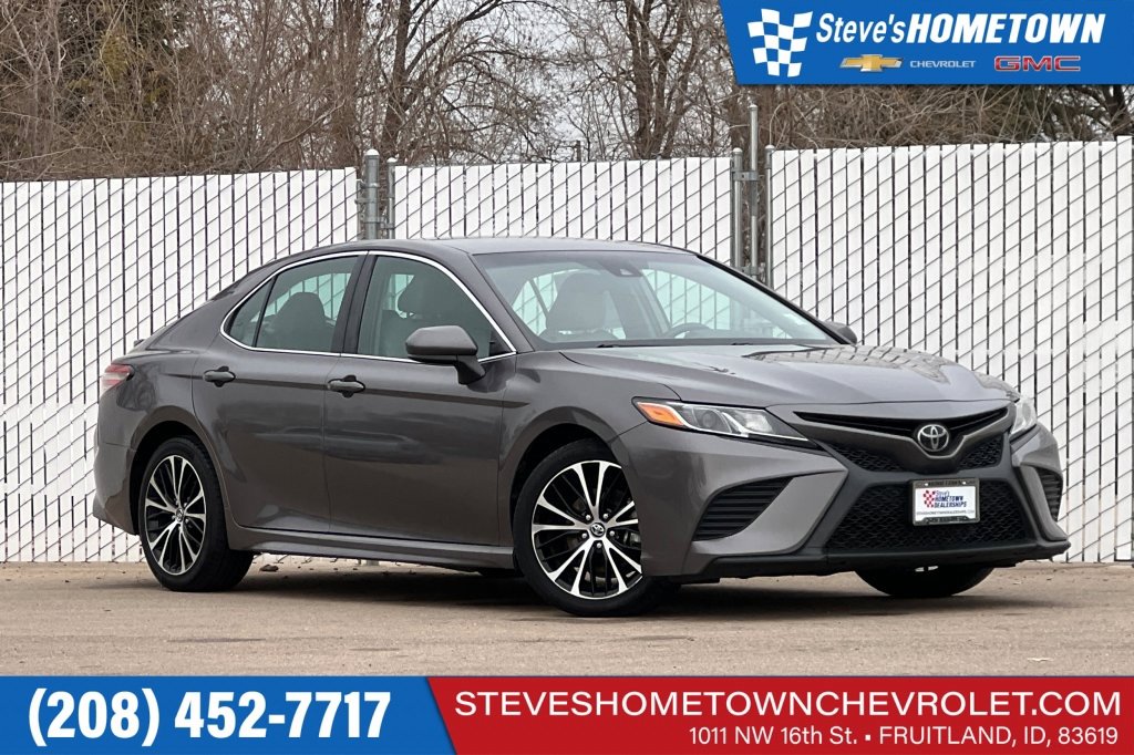 2019 Toyota Camry SE's photo