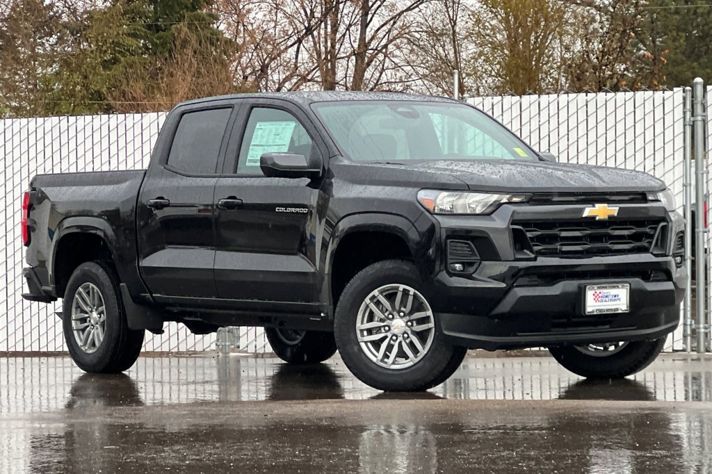 2024 Chevrolet Colorado LT photo 2