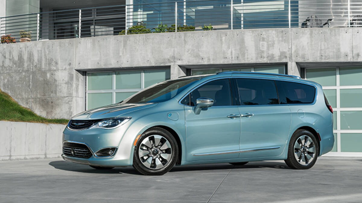 2017 Chrysler Pacifica Hybrid.jpg