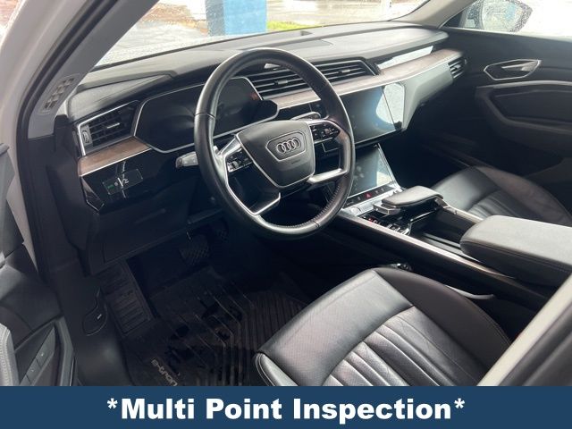 2019 Audi e-tron Premium Plus photo 2