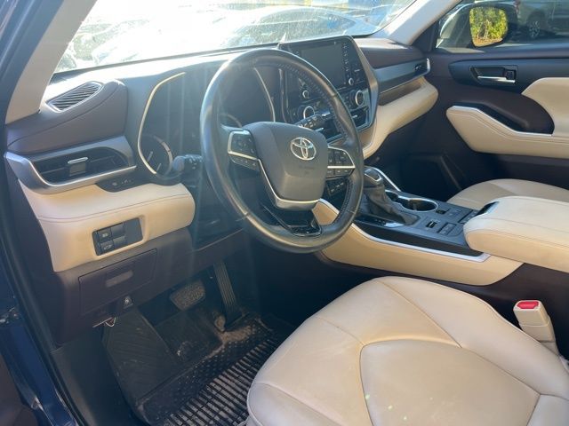 2021 Toyota Highlander XLE photo 3