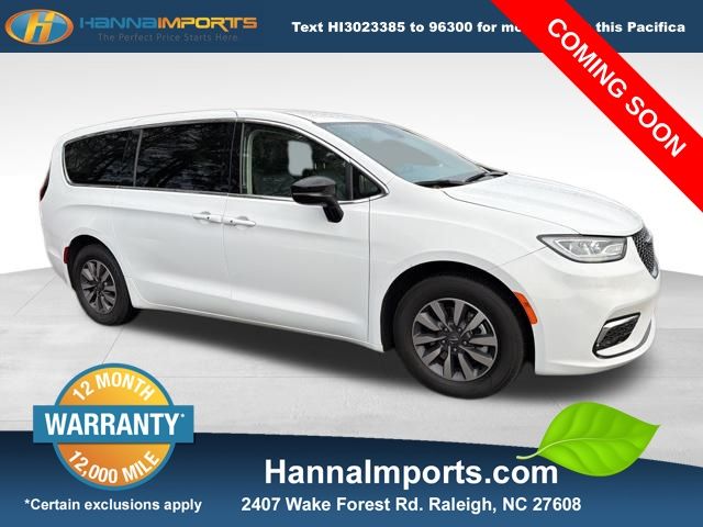2024 Chrysler Pacifica PHEV Select's photo