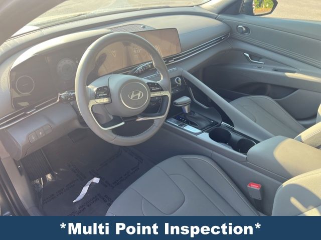 2024 Hyundai Elantra SEL Convenience photo 3