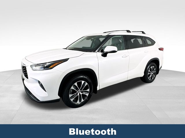 2021 Toyota Highlander XLE photo 3