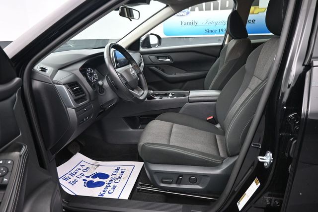 2025 Nissan Rogue SV - Photo 13