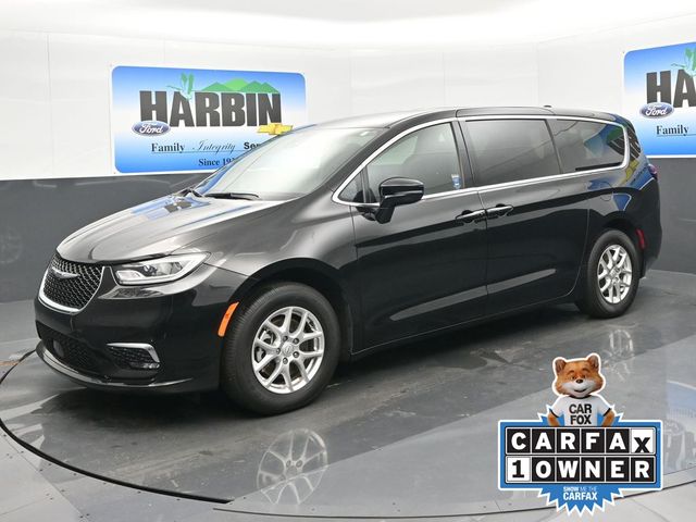 2025 Chrysler Pacifica Select's photo