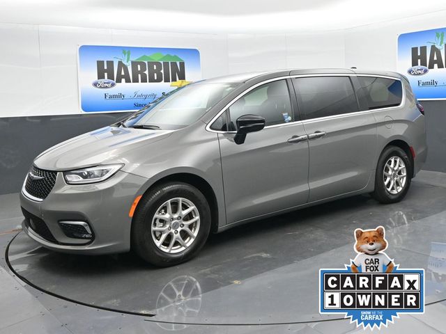 2025 Chrysler Pacifica Select's photo