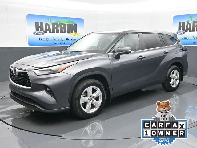 2024 Toyota Highlander LE's photo