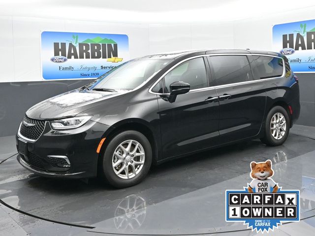 2025 Chrysler Pacifica Select's photo