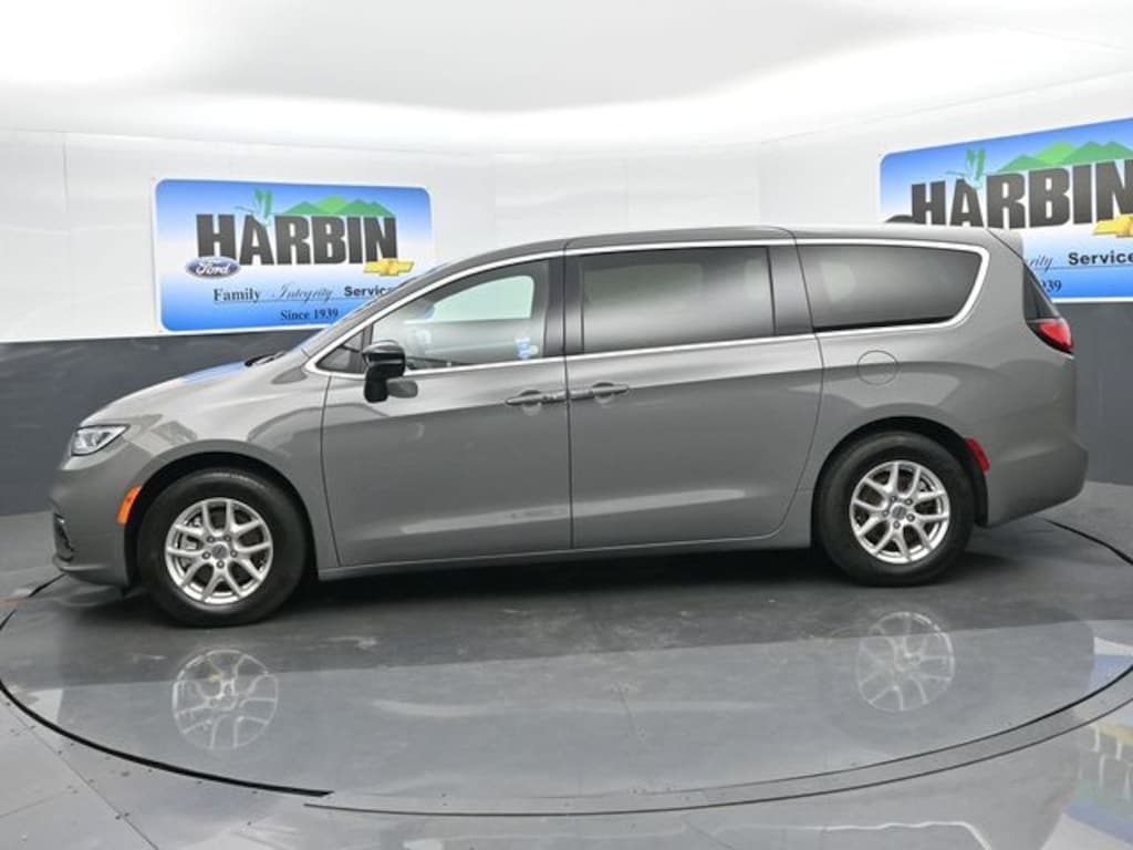 Used 2025 Chrysler Pacifica Select Minivan/Van