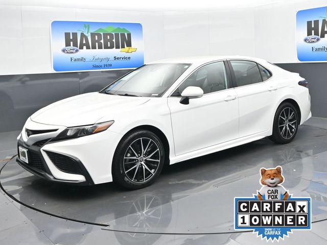 2022 Toyota Camry SE's photo
