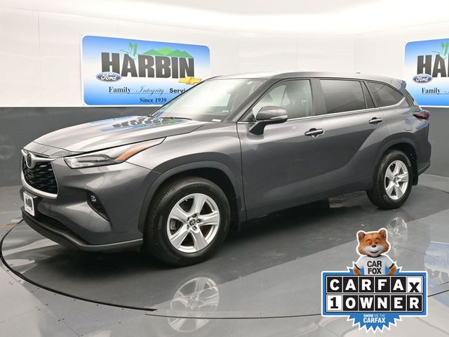 2024 Toyota Highlander LE's photo