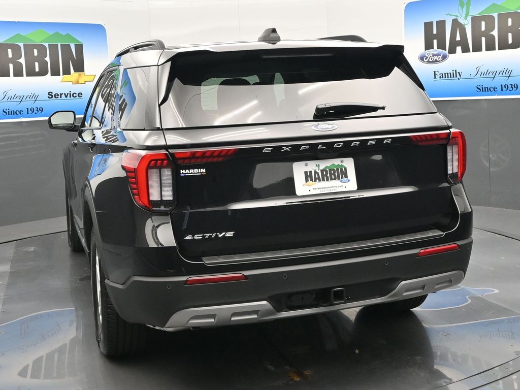 2025 Ford Explorer photo 3