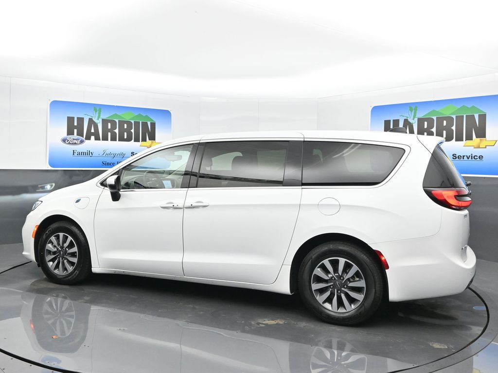 2023 Chrysler Pacifica Hybrid Touring L photo 2