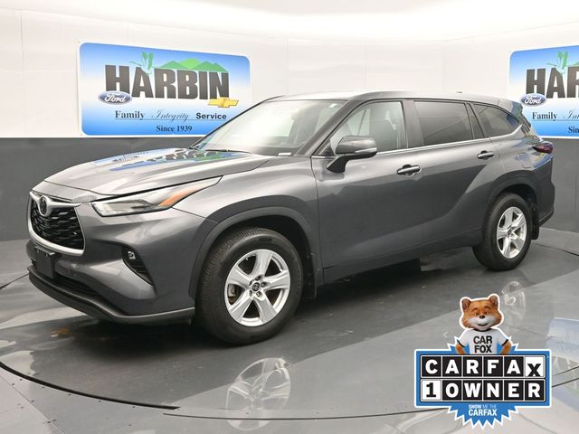 2024 Toyota Highlander LE's photo