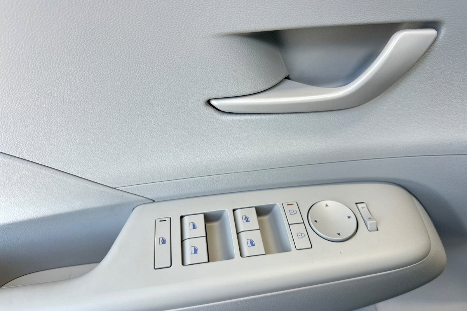 2025 Hyundai Kona EV SEL - Photo 11