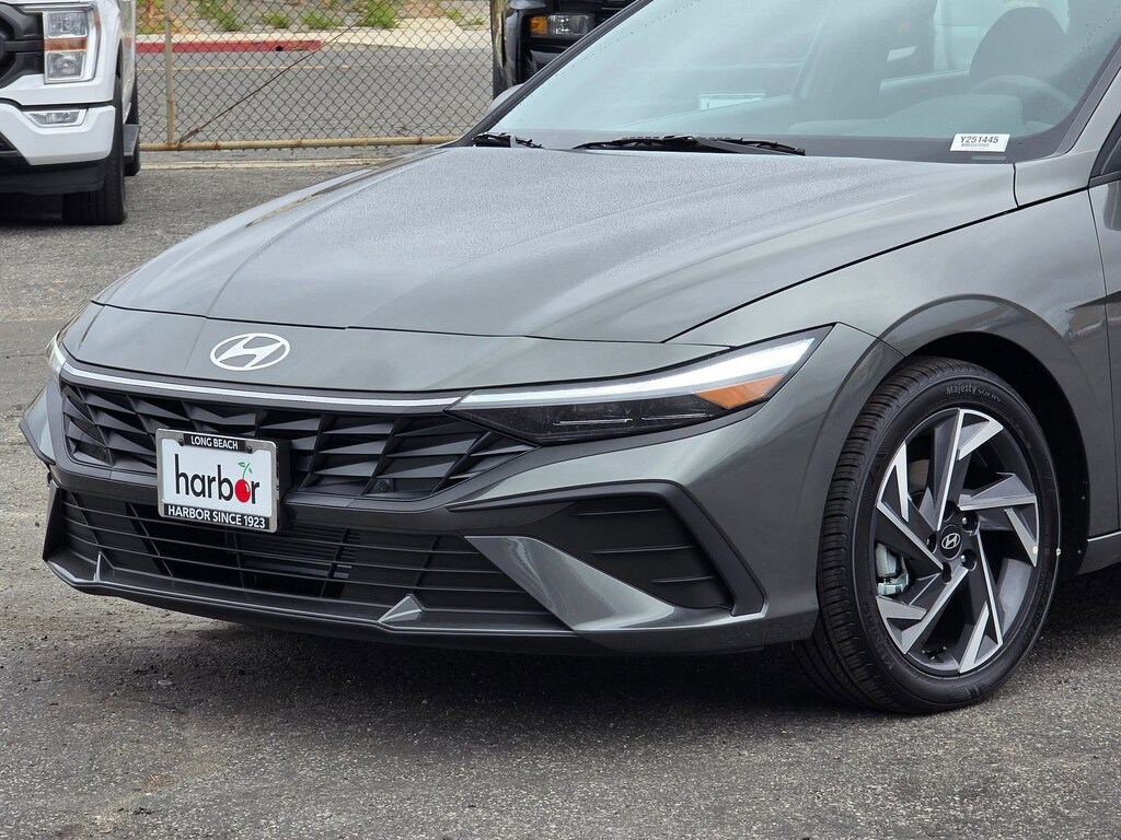 New 2025 Hyundai Elantra SEL Sport 4dr Car