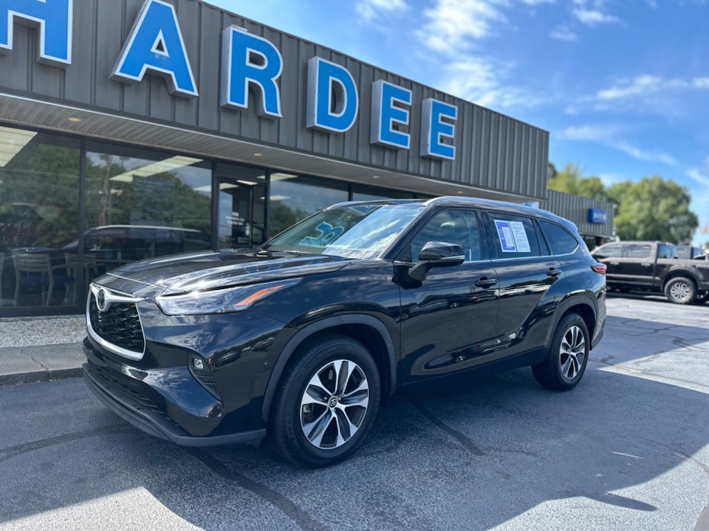 Used 2022 Toyota Highlander XLE XLE FWD