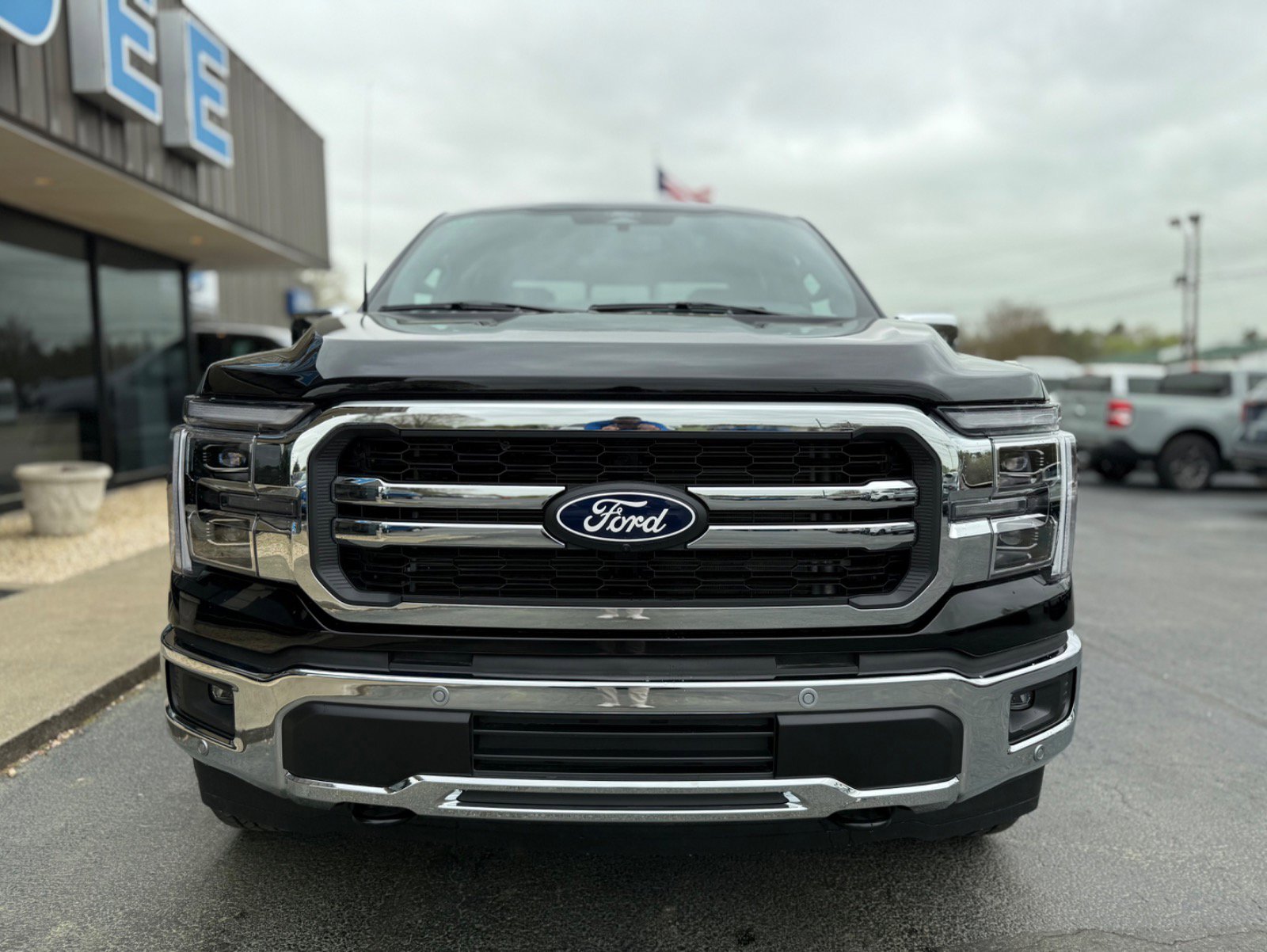 2025 Ford F-150 Lariat photo 2