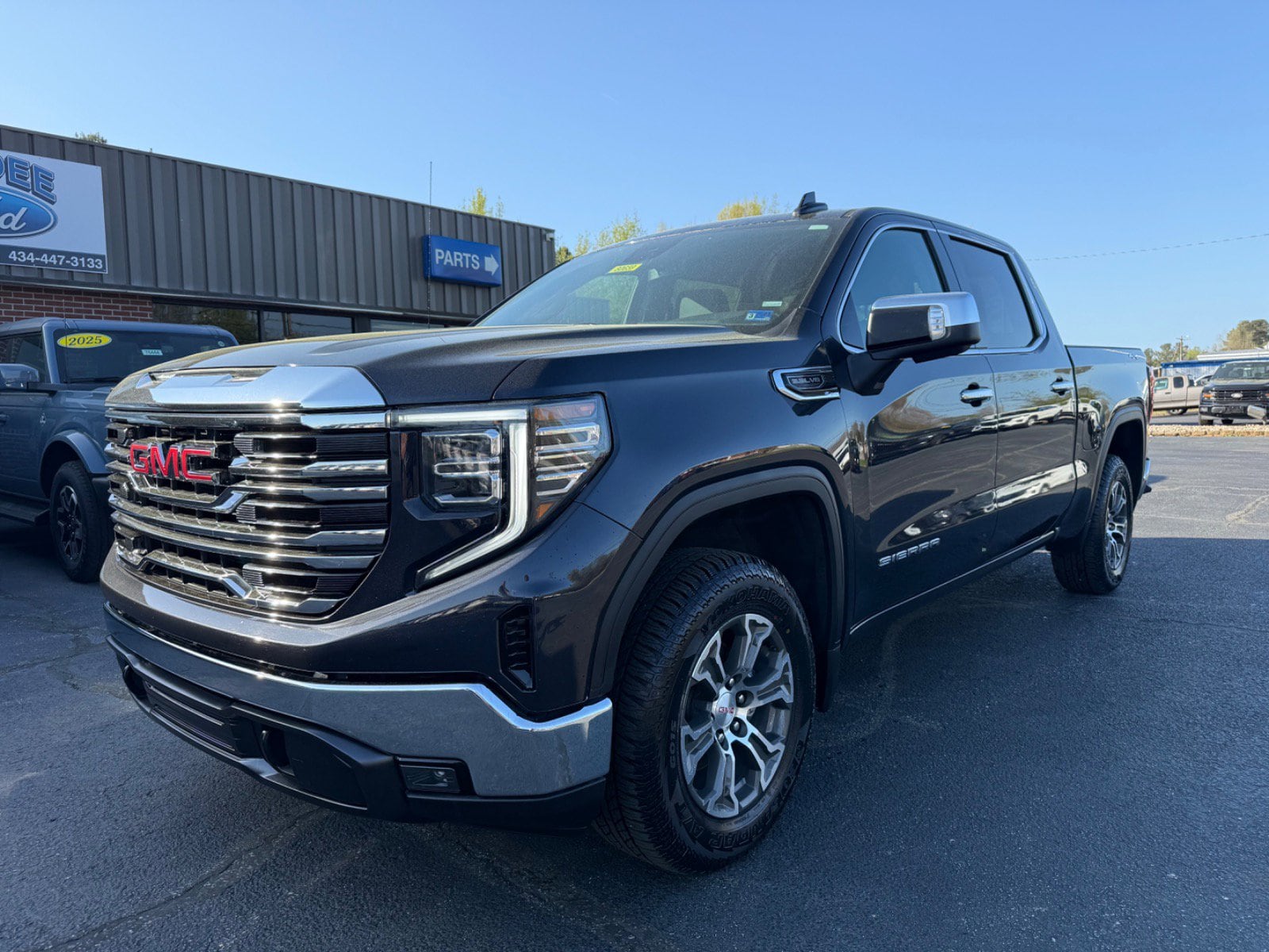 2025 GMC Sierra 4WD Crew Cab Short Box SLT's photo