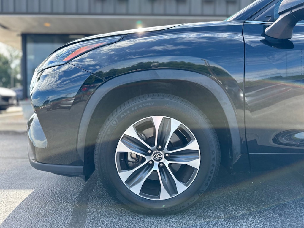 Used 2022 Toyota Highlander XLE XLE FWD