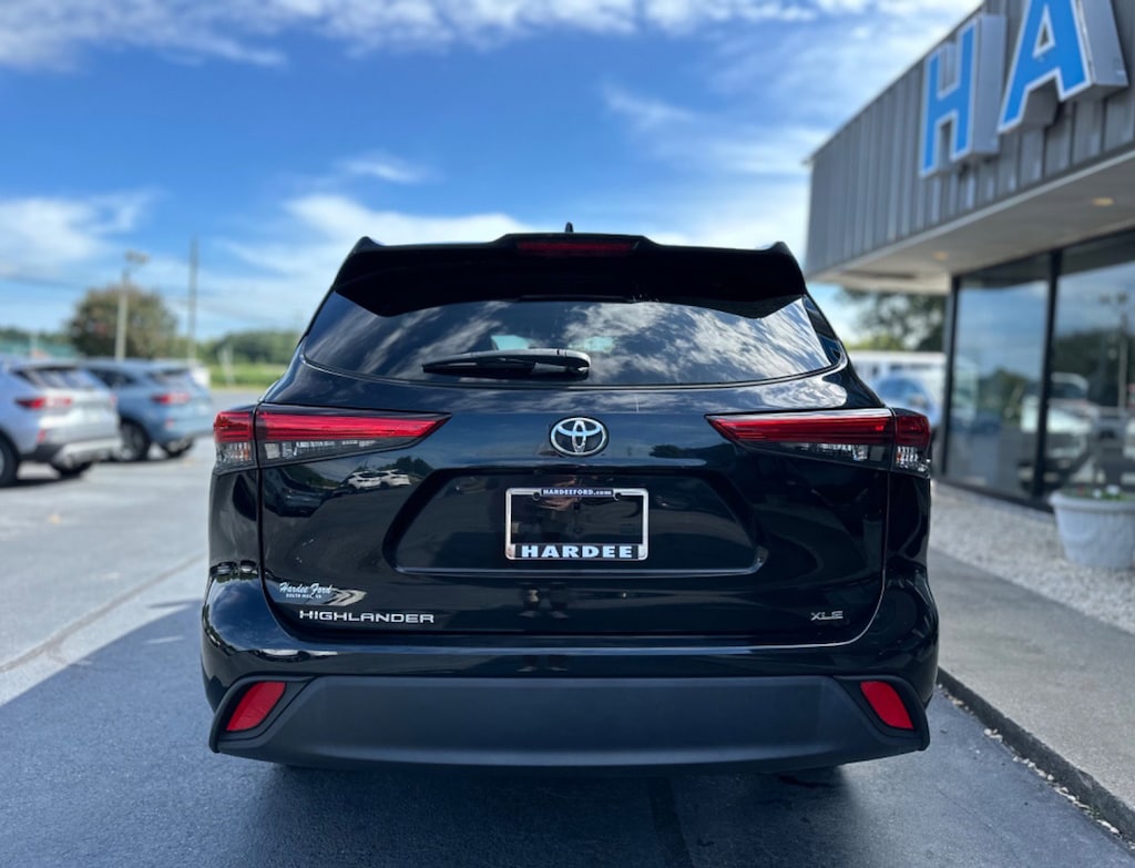 Used 2022 Toyota Highlander XLE XLE FWD