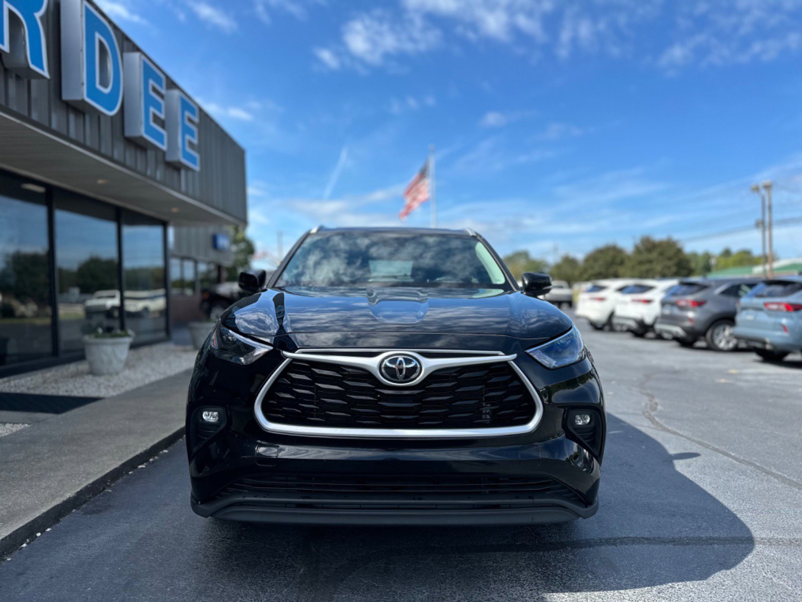 Used 2022 Toyota Highlander XLE with VIN 5TDGZRAHXNS129252 for sale in South Hill, VA
