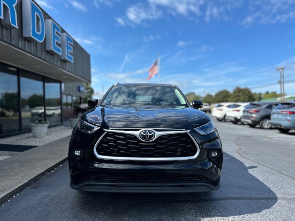 Used 2022 Toyota Highlander XLE XLE FWD