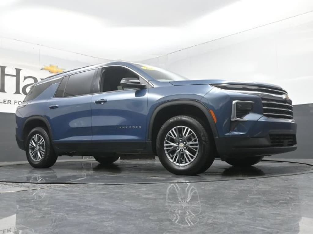 Used 2025 Chevrolet Traverse LT SUV
