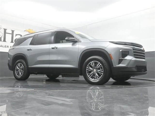 2025 Chevrolet Traverse photo 2