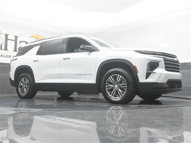 2025 Chevrolet Traverse photo 2