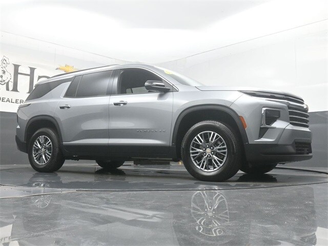 2025 Chevrolet Traverse photo 2