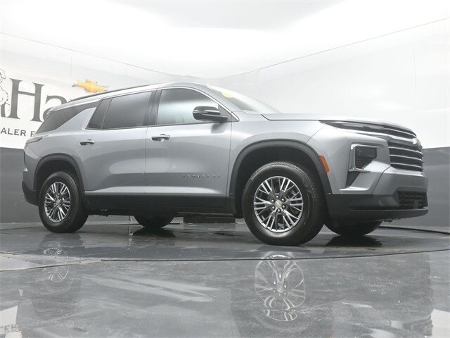 2025 Chevrolet Traverse photo 2