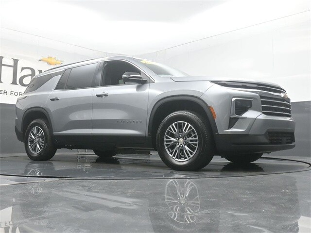 2025 Chevrolet Traverse photo 2