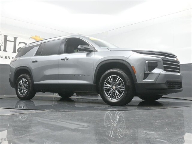 2025 Chevrolet Traverse photo 2