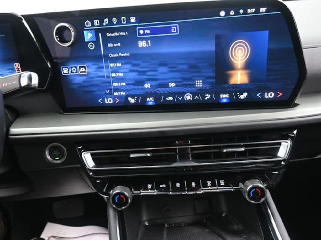 Used 2025 Chevrolet Traverse LT SUV