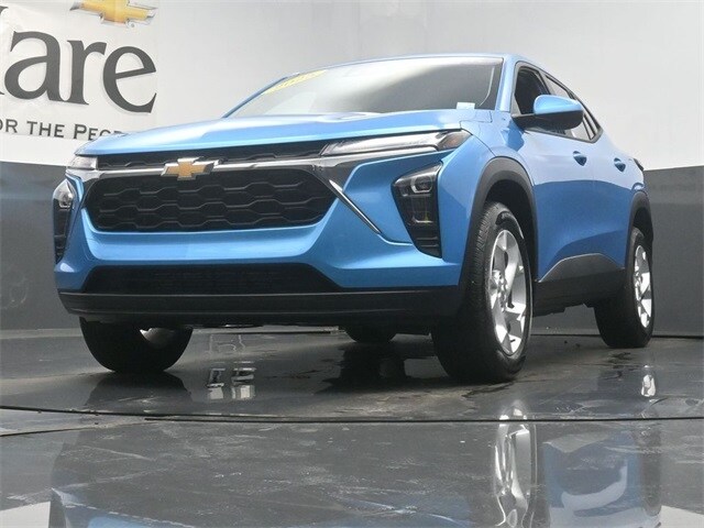 2025 Chevrolet Trax LS photo 2