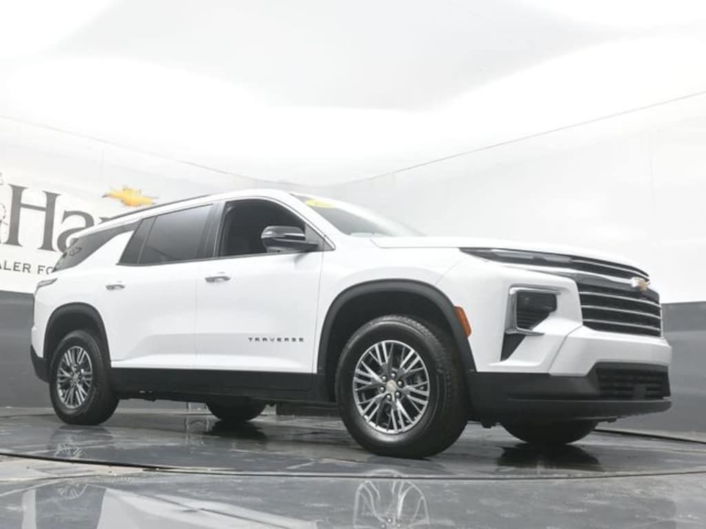 Used 2025 Chevrolet Traverse LT SUV