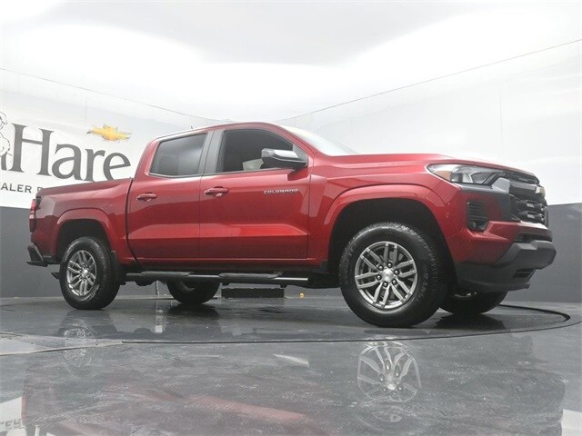 2024 Chevrolet Colorado LT photo 2