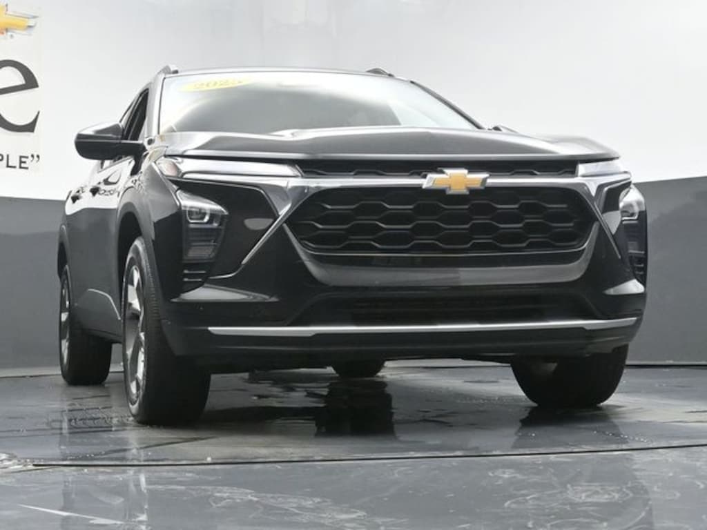 Used 2025 Chevrolet Trax LT SUV